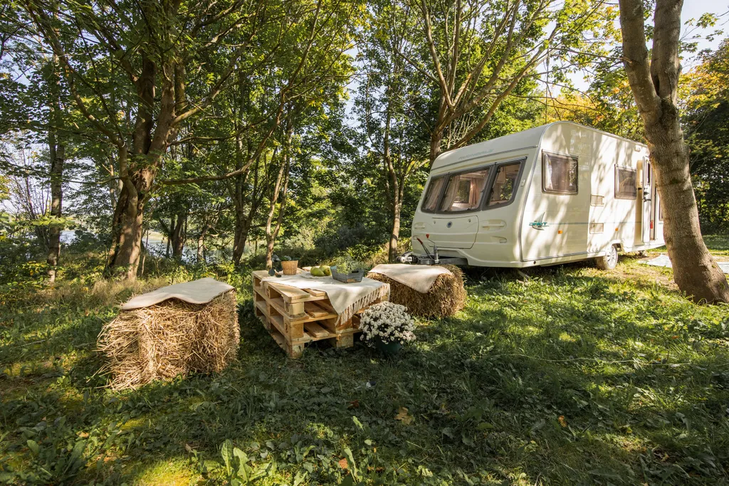 Семейный автодом возле озера