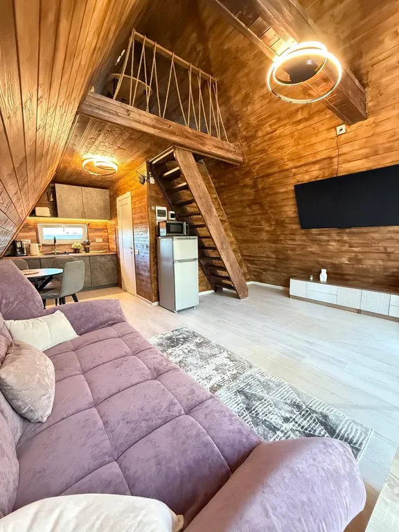 Уютный афрейм в березовом лесу