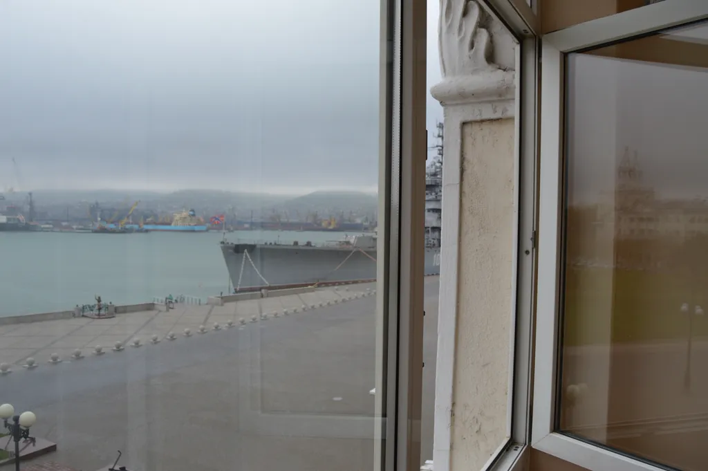 Квартира с видом на море и крейсер