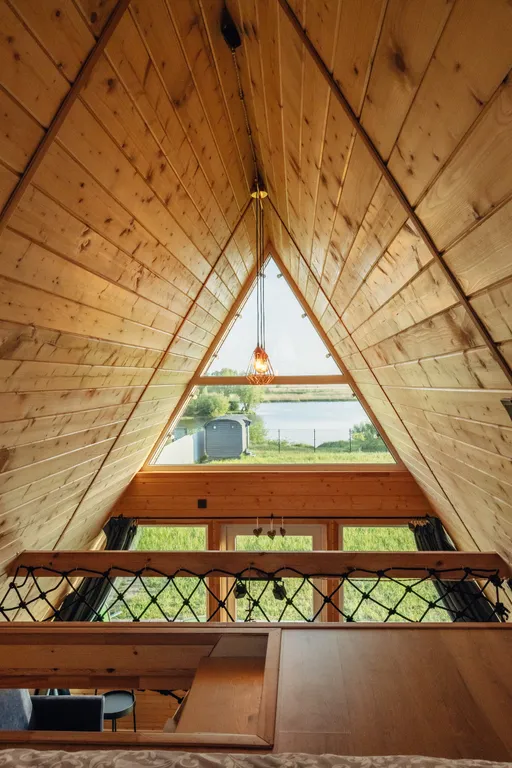 А-фрейм Ель на берегу реки