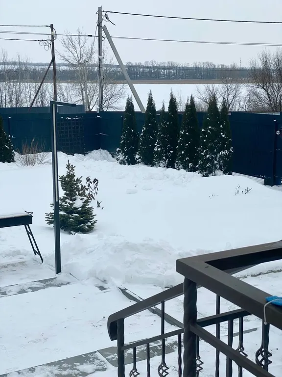 Дом у берега озера