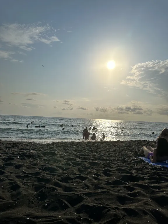 Апартаменты Apollo на море у пляжа с лечебным магнитным песком