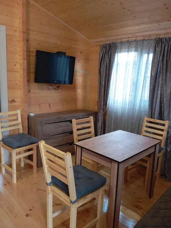 Деревянный дом на море