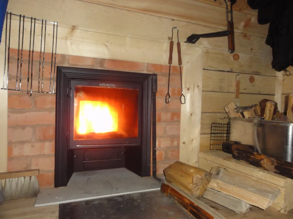 Хижина в лесу на берегу озера без соседей