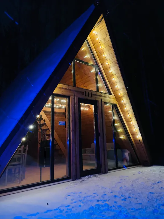 Домик в лесу вблизи от города в стиле A-frame