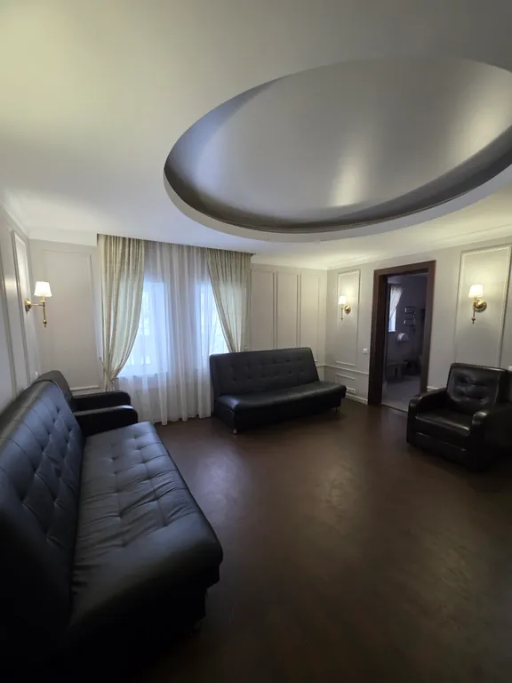 Загородный дом с бассейном и банкетным залом