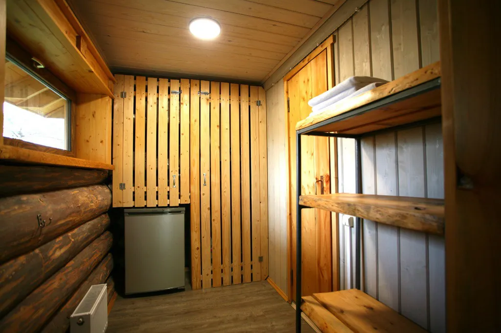 Уютный дом на лесном участке у озера, рядом с городом