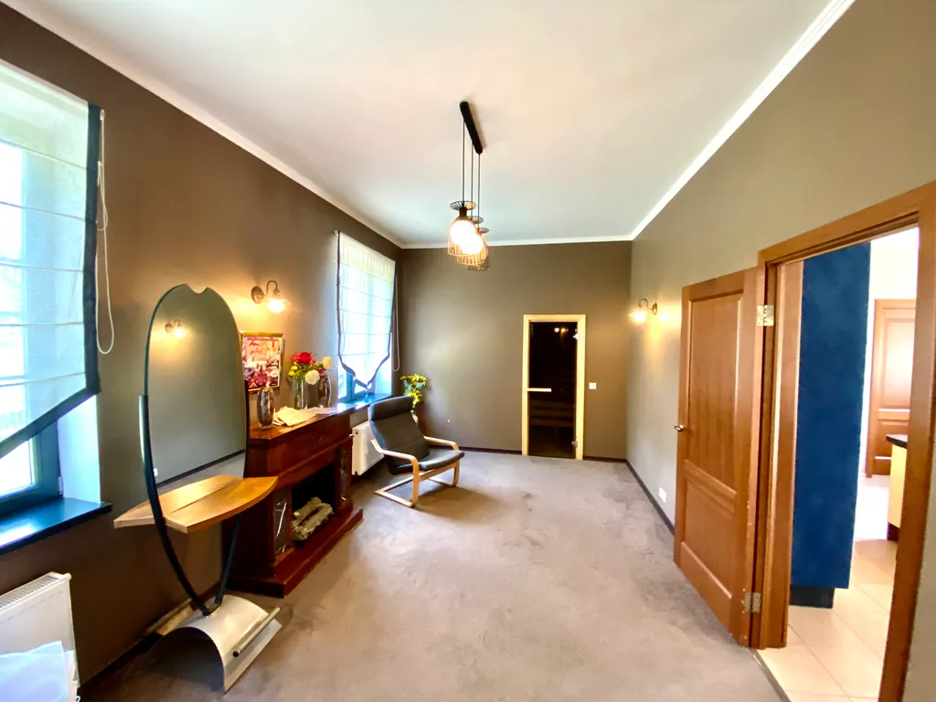 Вилла с круглым бассейном