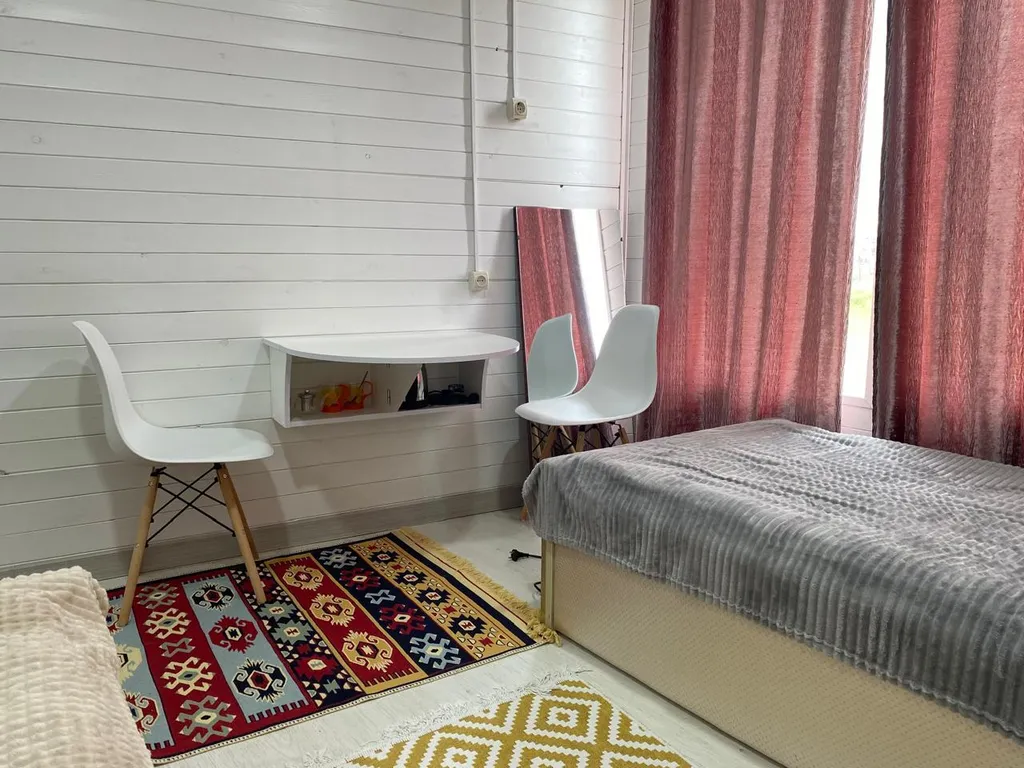 Уютный и аккуратный гоcтевoй домик c видом на водопад