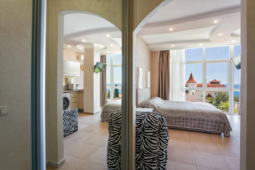 Светлая видовая квартира-студия под горой Кошка