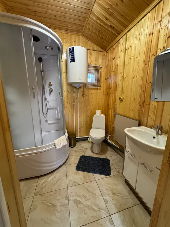 Двухкомнатный домик с видом на горы в лесу