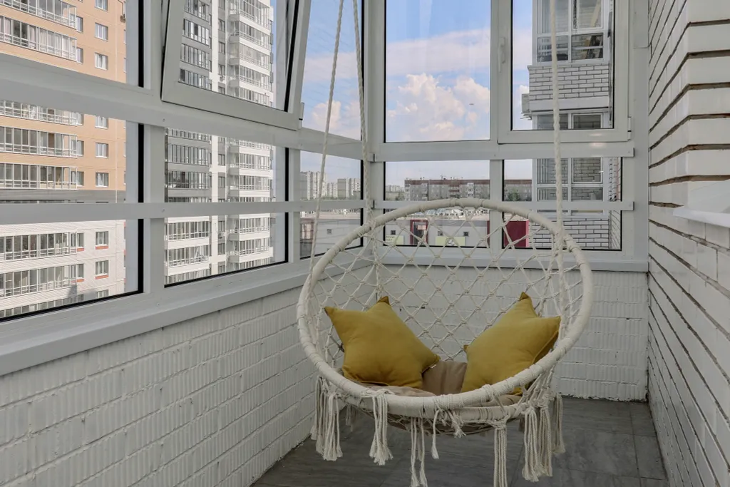 Квартира Очaровaтельнaя cтудия с уютными качелями на бaлконe — аренда посуточно в Ижевск