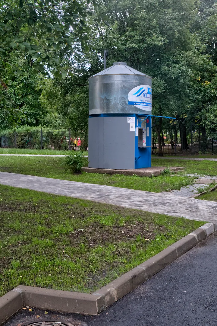 Напротив парадной установлен автомат, в котором можно приобрести питьевую воду в розлив в свою тару. На кухне в квартире есть кувшин-фильтр.  