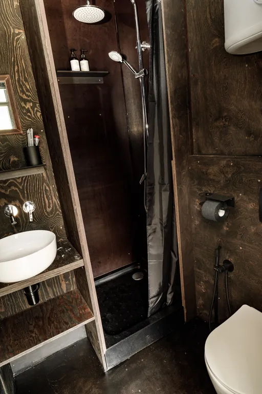 Домик на лесном склоне с видом на горы