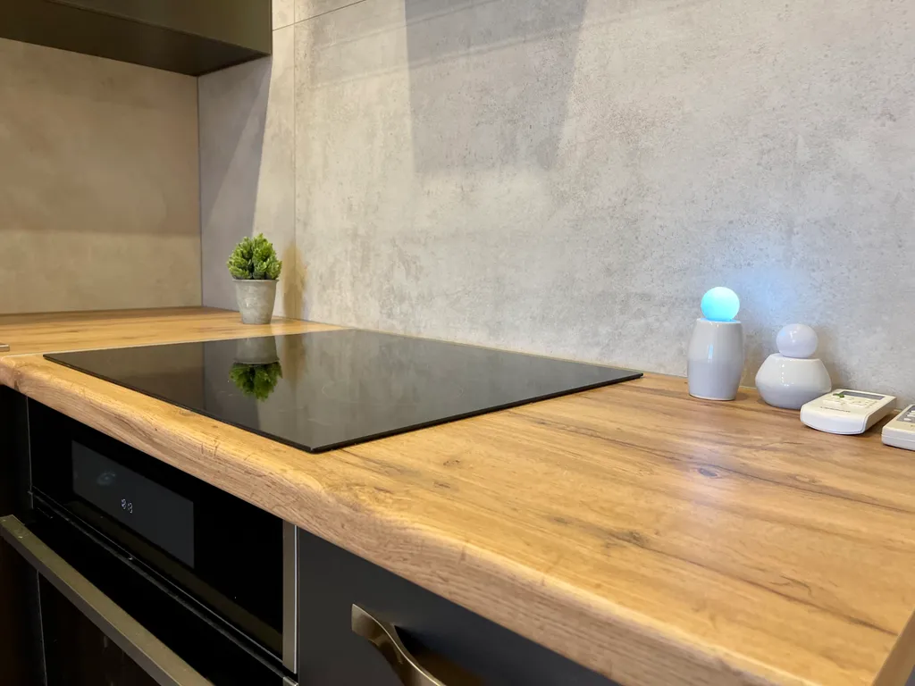 Новая квартира с кроватью возле панорамного окна, высокий этаж