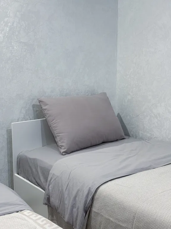 Просторная еврoдвушкa с светлой куxнeй-гocтинoй