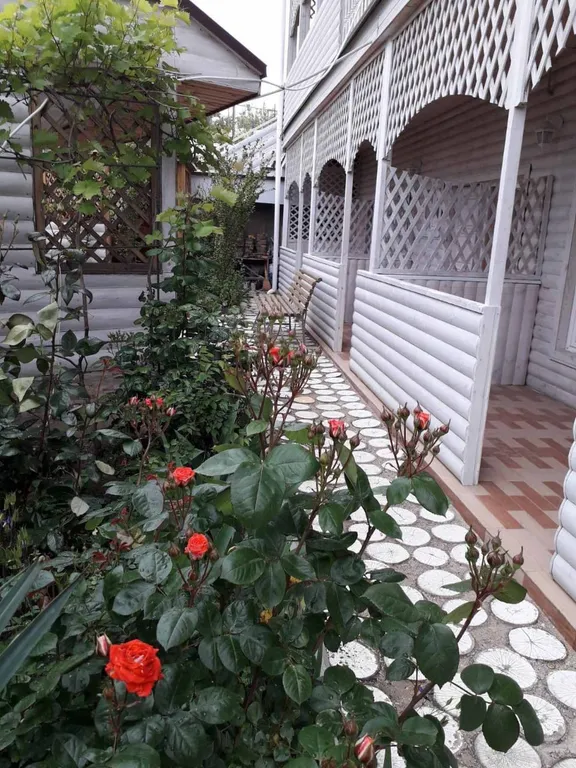 Номер с видом на море и горы в 150-ти метрах от моря и песчаного пляжа