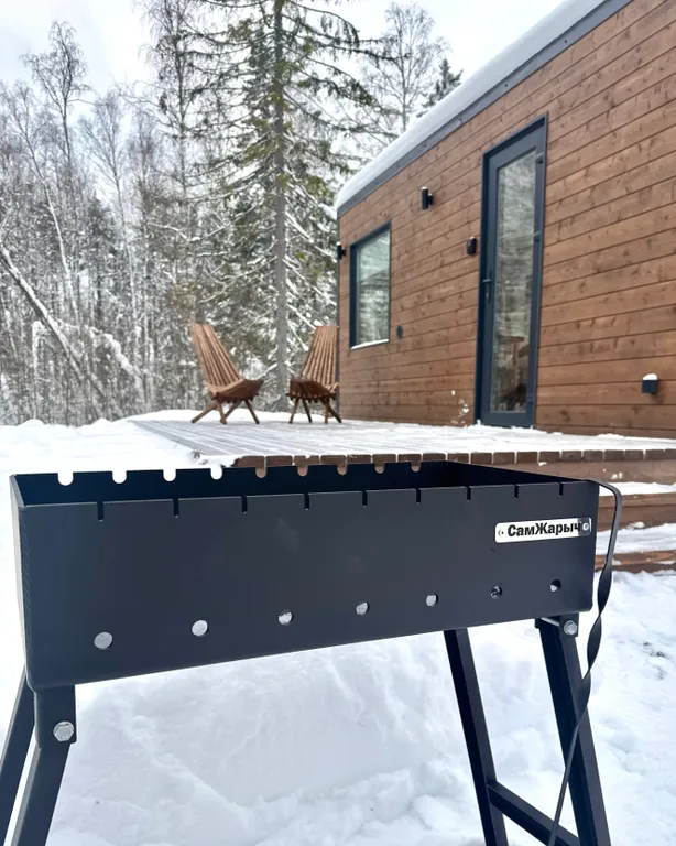Уютный домик с панорамным окном и видом на лес