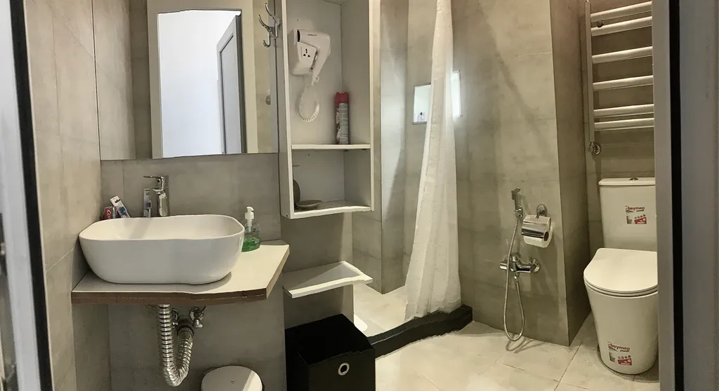 Студия с балконом в центре Баку