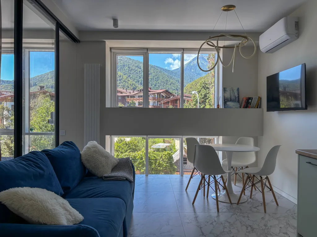 Студия с видом на горы в центре