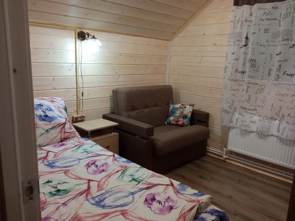 Коттедж Двухэтажный апартамент в доме на берегу озера — Луга