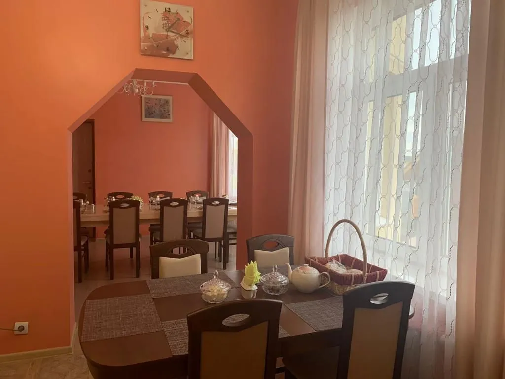 Трёхэтажный дом на берегу Волги