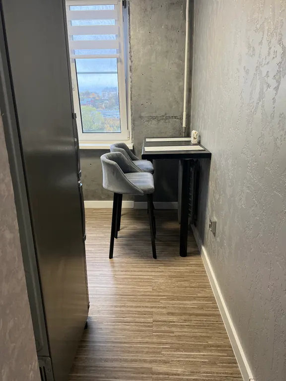 Уютная квартира с видом на проезжающий ретро-поезд