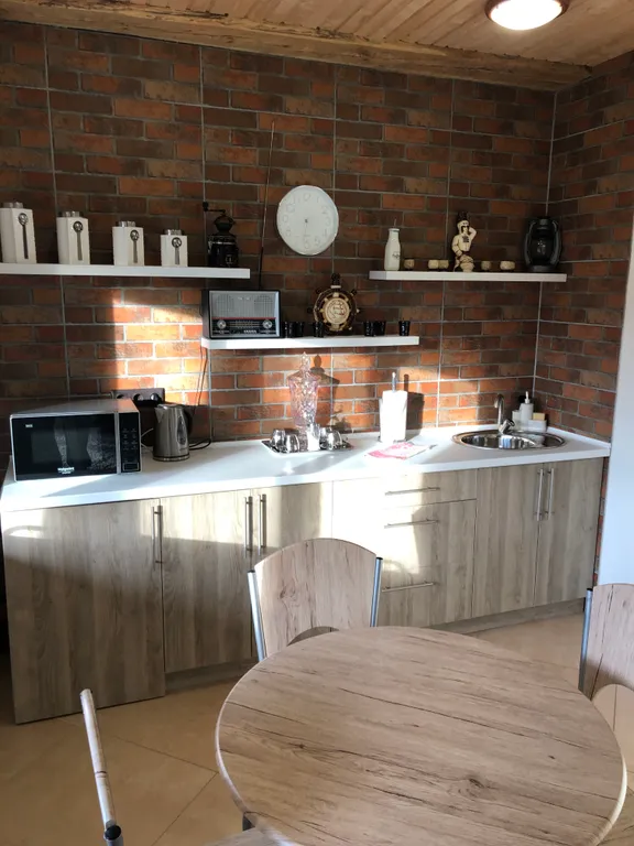 Домик на берегу озера