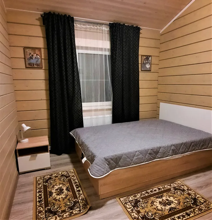 Дом на берегу озера у леса