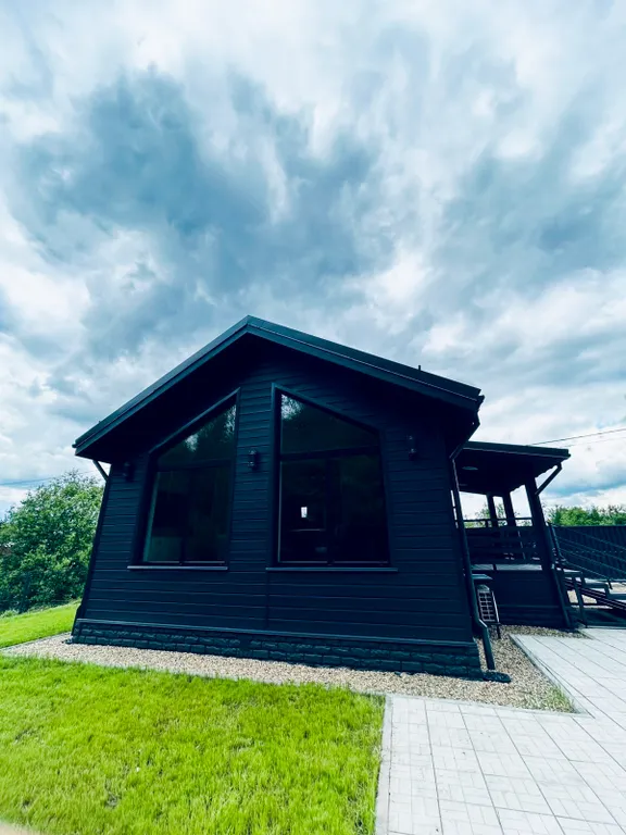 Дом в лесу у озера