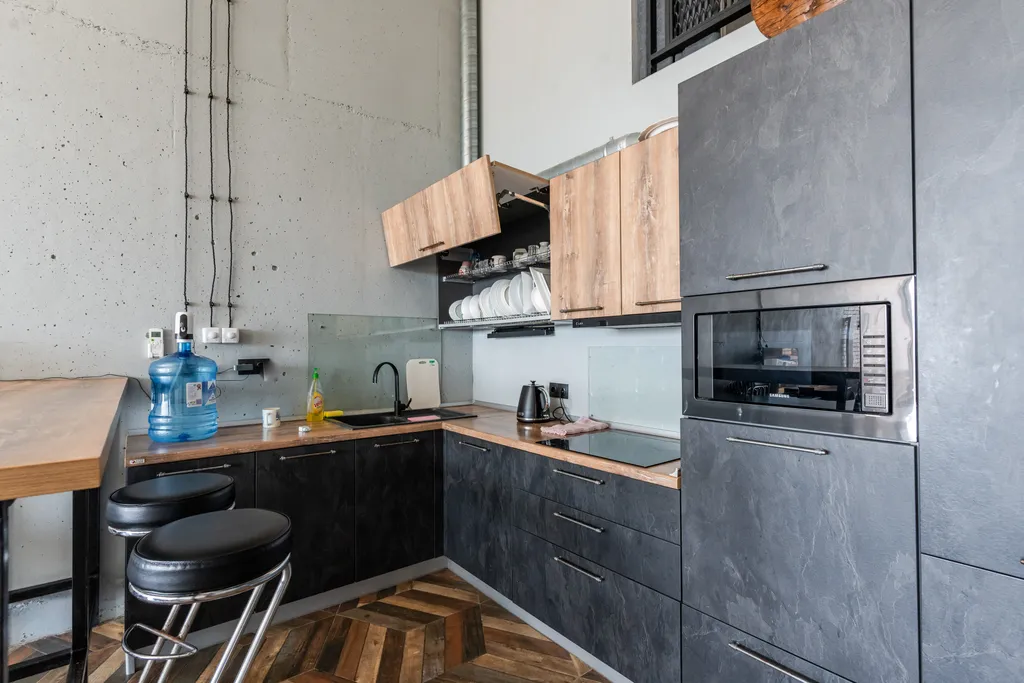 Эллинг на берегу моря