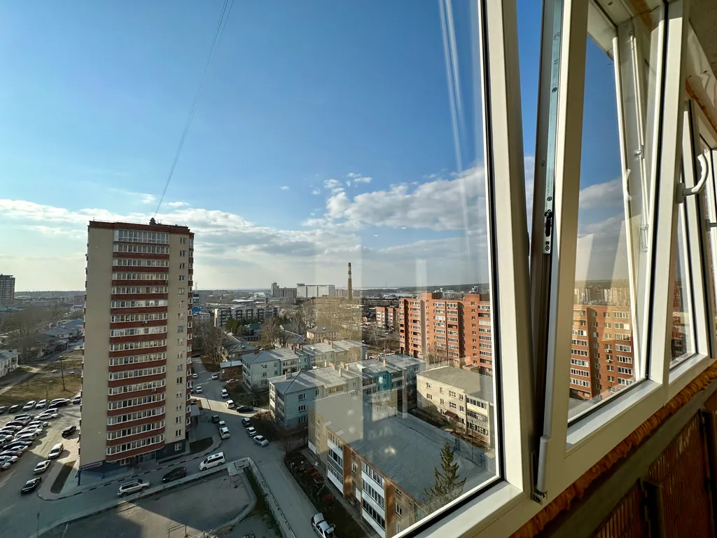 Студия с видом на город