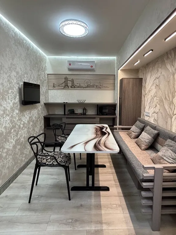 Просторная, чистая двушка с кухней-столовой в историческом центре