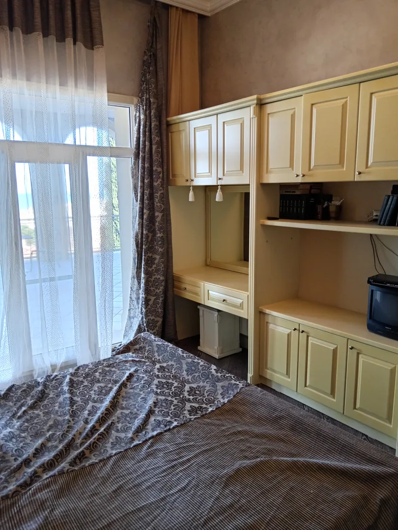 Спальня с кроватью на двоих