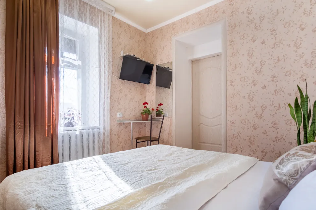 Комната с окном в Доме Путешественника