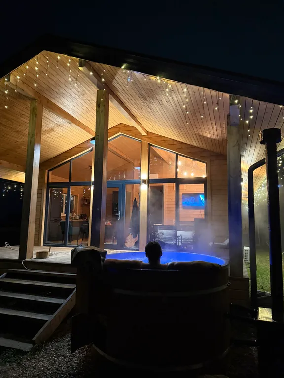 Уютный дом с панорамными окнами и баней на дровах