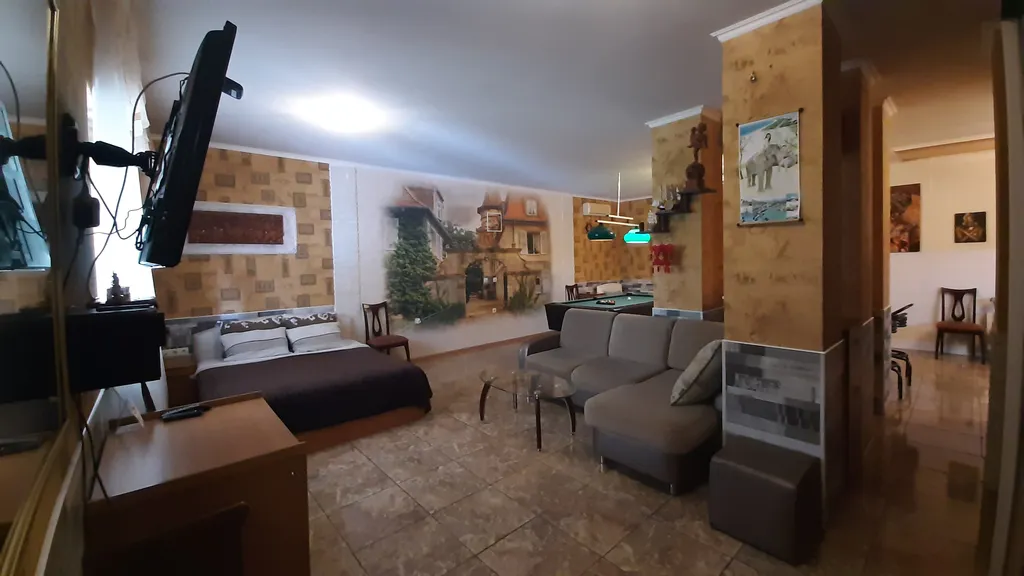 Дом с бассейном недалеко от моря