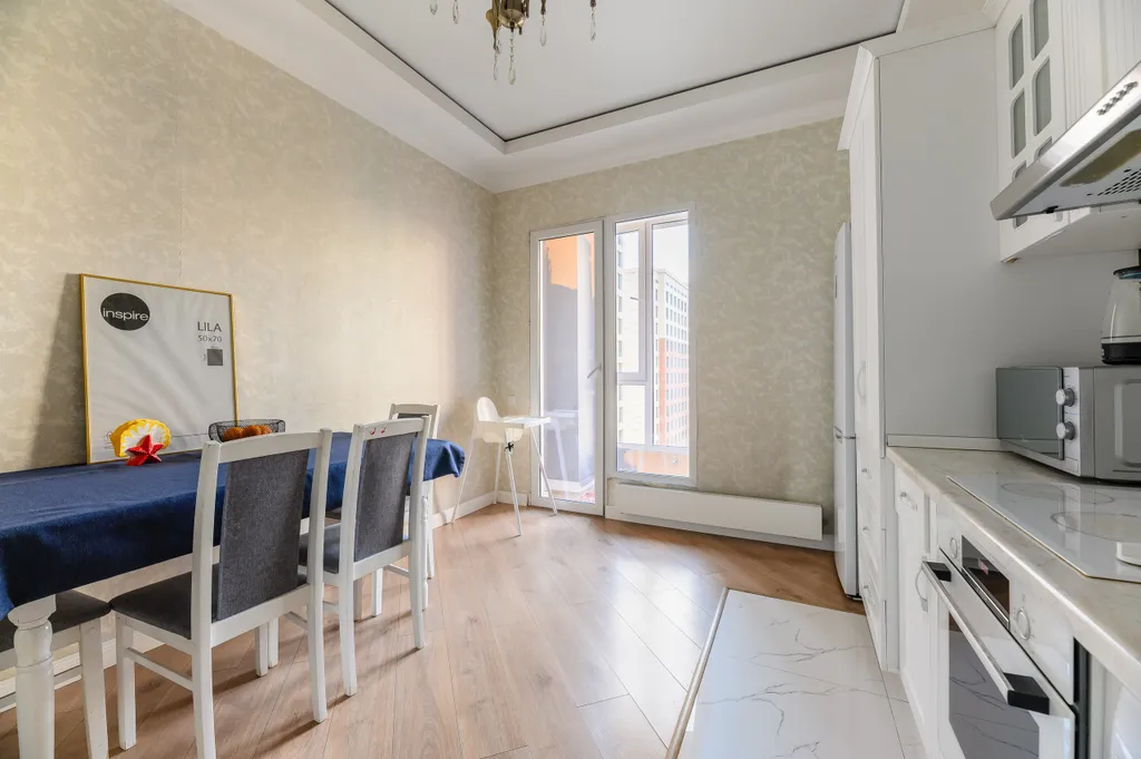 Трехкомнатная квартира с видом на горы в центре города