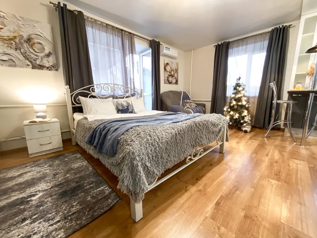 Квартира Студия с ёлочкой и балконом в центре города — аренда посуточно в Ульяновск