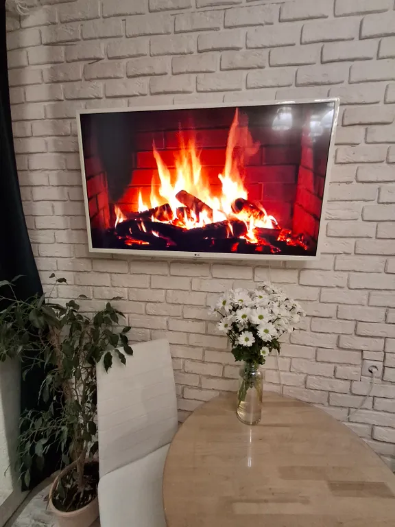 Квартира с подвесными креслами из ротанга на панорамной лоджии