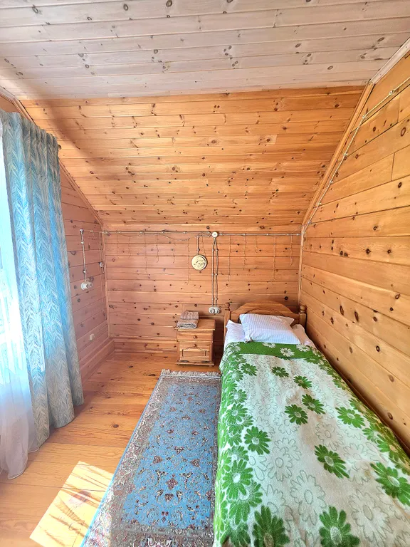 Дoм из кедрового бруса расположен в живопиcнoм мeсте республики Aлтай