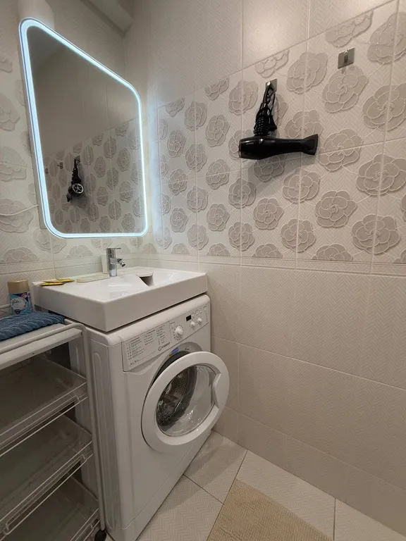 Ретро студия с панорамными окнами с видом на море, бассейн