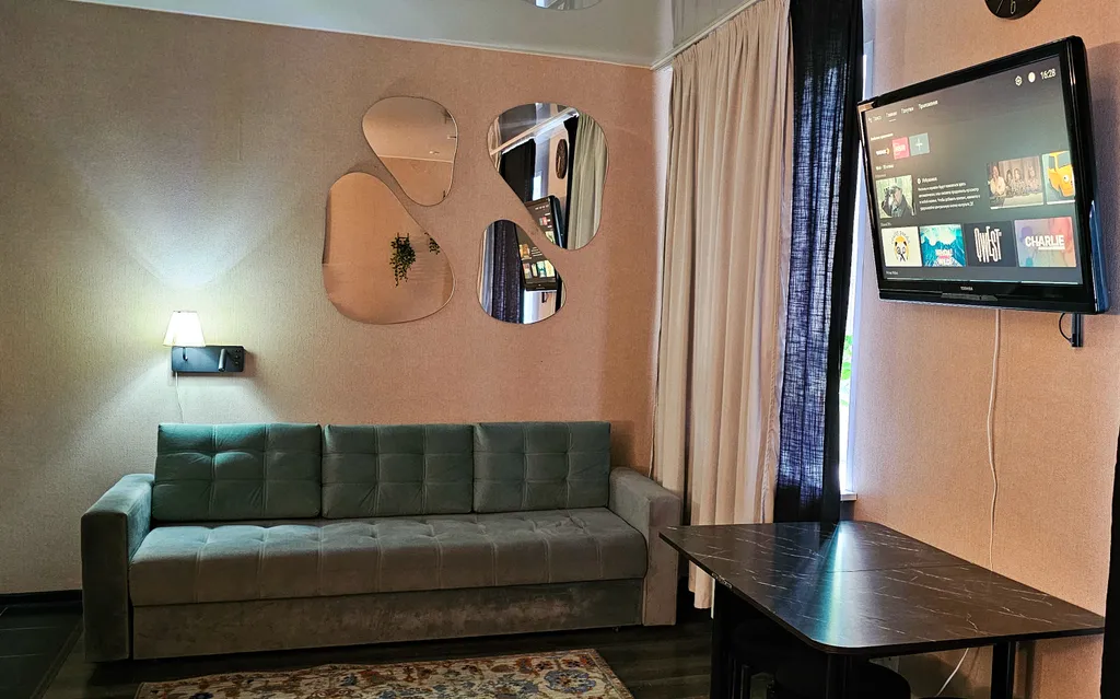 Большая студия с панорамным балконом, видом на реку