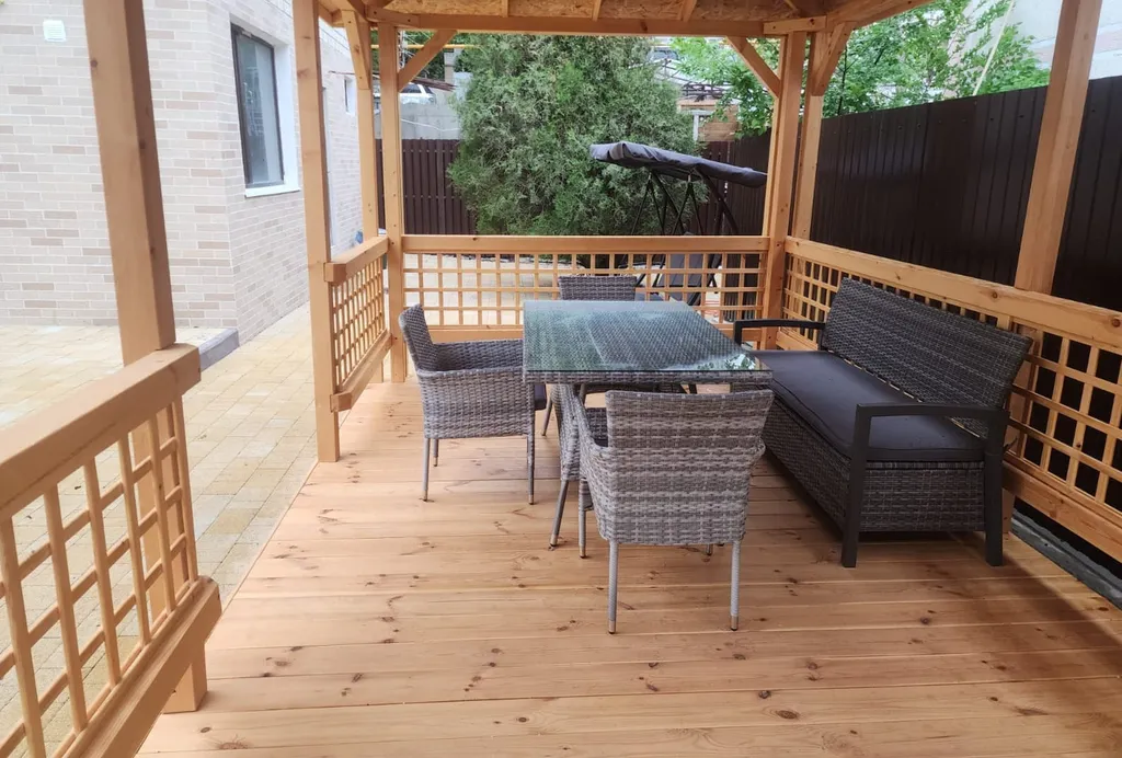 Дом с двором