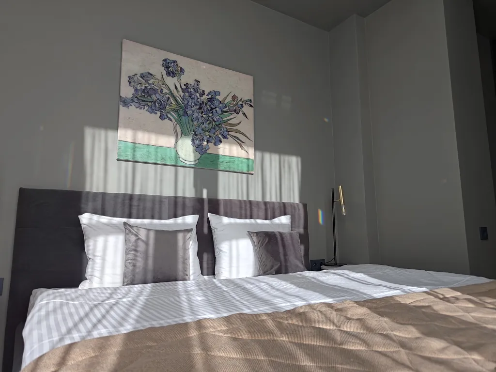 Дизайнерский апартамент с балконом в окружении леса