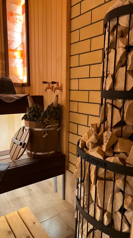 Дом в лесу с теплым бассейном и баней