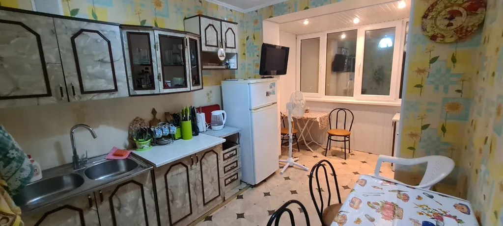 Уютная двухкомнатная квартира с видом на море вдали от шума