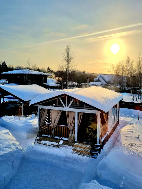 Светлый дом у озера c баней