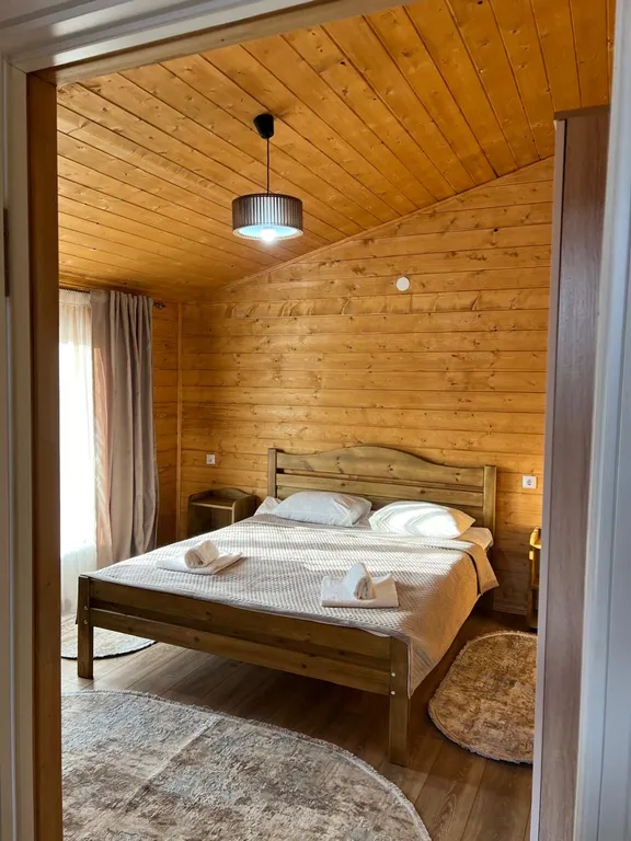 Большой шестиместный домик с двумя спальнями и гостинной кухней