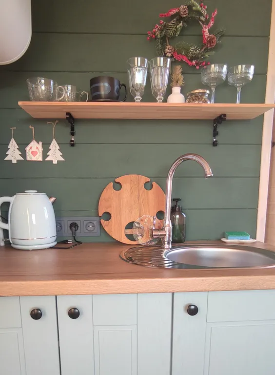 Уютный сканди домик с видом на озеро, баня, чан